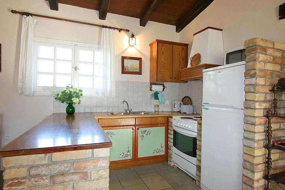 V&V Villas Almiros Beach Екстериор снимка